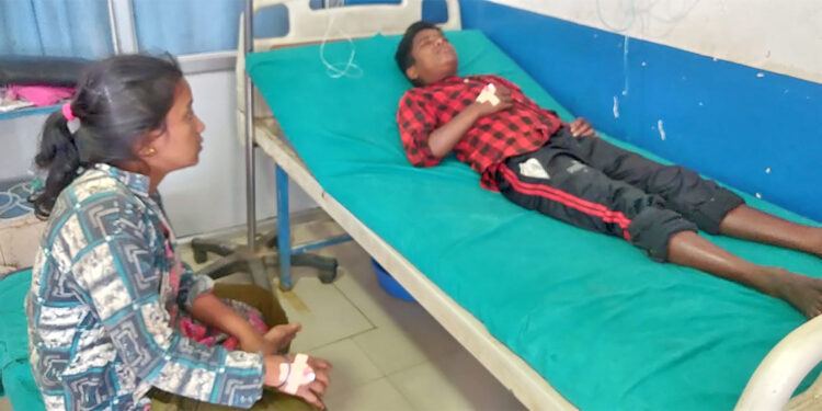 बम विस्फोटबाट सामान्य घाइते भएका दिदीभाइ अस्पतालमा उपचार गराउँदै। तस्बिर : सेतोपाटी