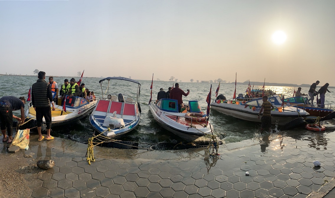 सर्लाही जिल्लाको बागमती नगरपालिका–१२ मा भरत तालमा पर्यटकलाई सयर गर्नका लागि राखिएको बोट । तस्वीरः चन्द्रकला क्षेत्री/रासस
