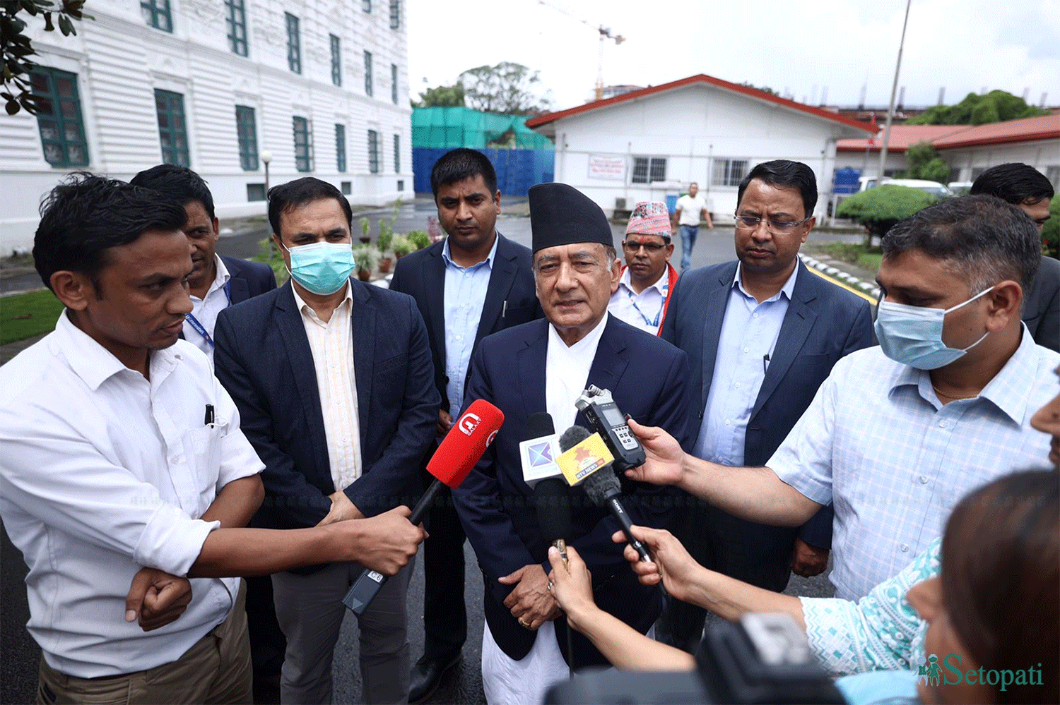 सरकारका प्रवक्ता ज्ञानेन्द्रबहादुर कार्की। तस्बिर स्रोत : प्रधानमन्त्रीको सचिवालय