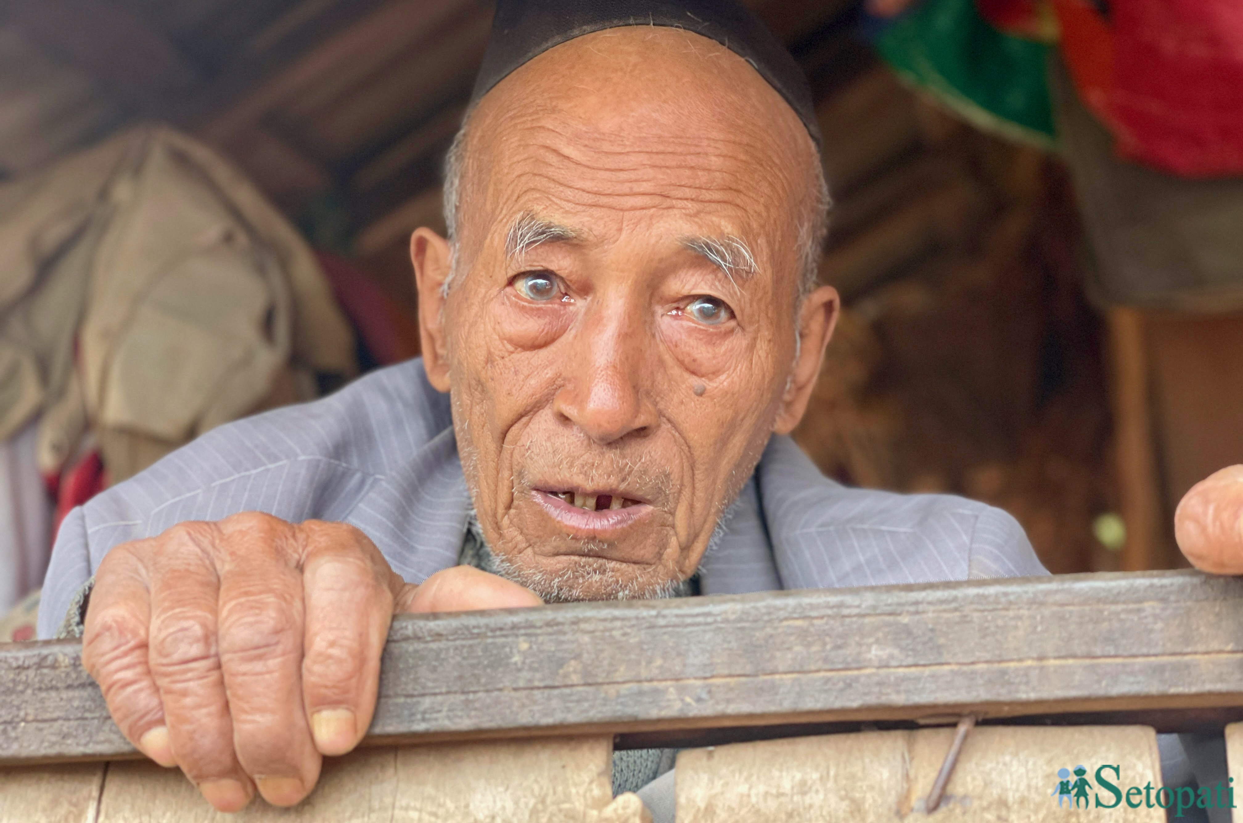 आफ्नो घरको बरन्डामा ८८ वर्षीय चेपाङ नेता झ्यापुराम प्रजा। तस्बिर: राजेश घिमिरे/सेतोपाटी