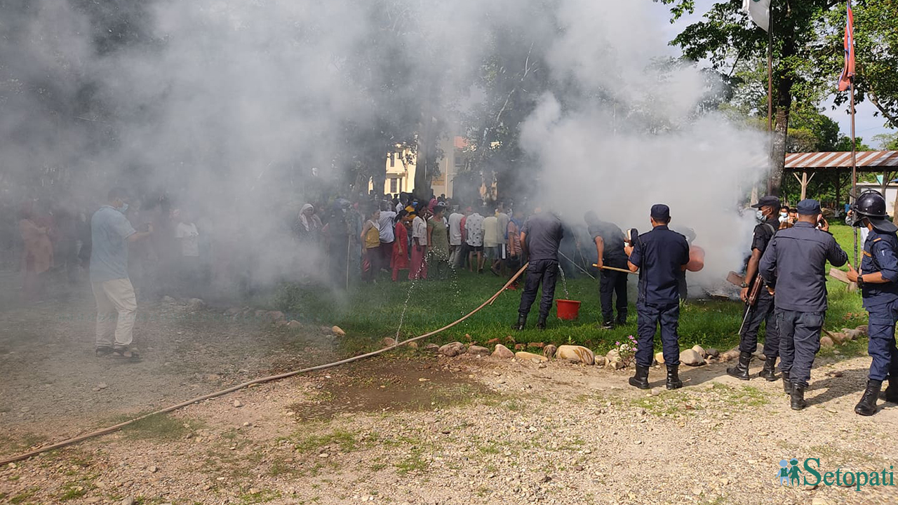 आक्रोशित स्थानीयले निकुञ्ज कार्यालयमा तोडफोड तथा आगजनी गरेपछि नियत्रणमा लिँदै प्रहरी। तस्बिरः सञ्जय दवाडी