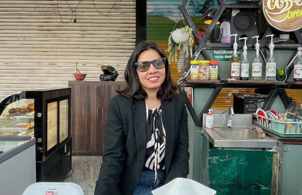 सीतापाइलास्थित 'कफी ब्रेक' क्याफेकी एक सञ्चालक सुस्मिता अर्याल। तस्बिरहरू: आर्या श्रेष्ठ/सेतोपाटी