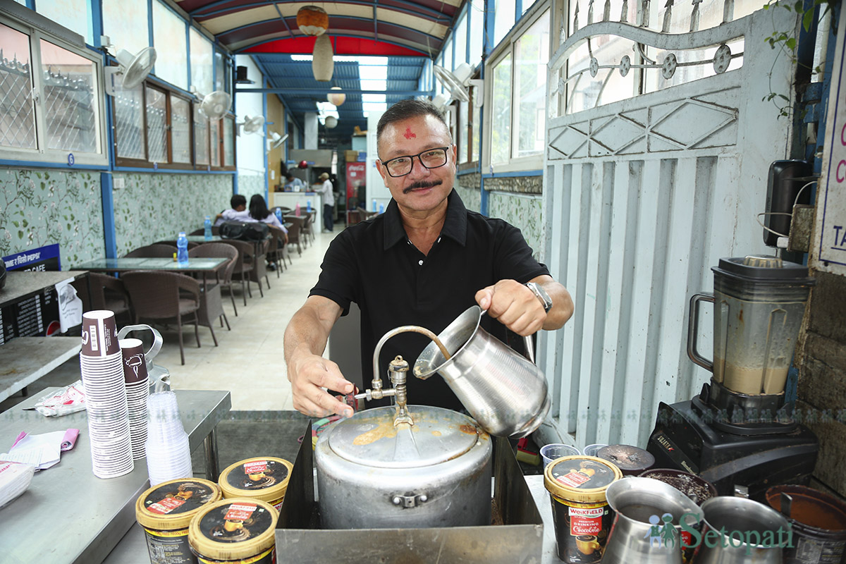 कुकर कफी बनाउँदै अवधेश विष्ट। तस्बिरः नवीनबाबु गुरूङ/सेतोपाटी