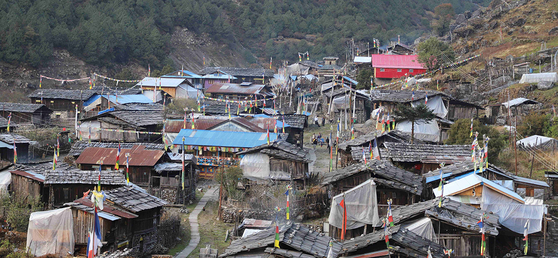 ताप्लेजुङको फक्ताङलुङ गाउँपालिका–७ स्थित ओलाङ्चुङगोला बस्ती। करिब ५६ घरधुरीसहित वालुङ समुदायको बसोबास रहेको यो बस्ती कञ्चनजङ्घा संरक्षण क्षेत्रभित्र पर्छ। तस्बिरः दिलकुमार लिम्बू/रासस