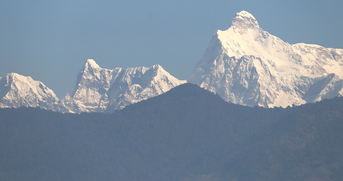 ताप्लेजुङको मैवाखोला गाउँपालिकाको साँघुबाट देखिएको कुम्भकर्ण (फक्ताङलुङ) हिमालको दृश्य। कुम्भकर्ण विश्वको ३२औँ अग्लो र नेपालको १५ औँ अग्लो हिमाल हो। यसको उचाइ सात हजार ७१० मिटर रहेको छ। तस्बिरः दिलकुमार लिम्बू/रासस