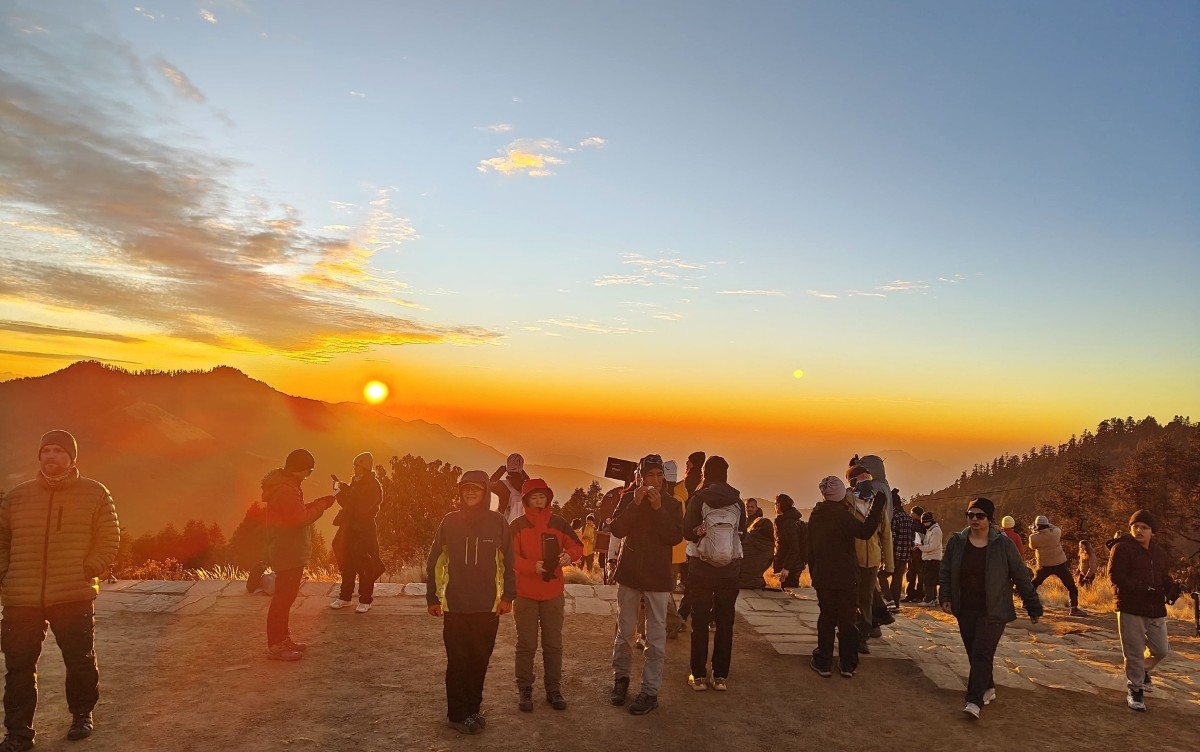 इस्वी संवतको नयाँ वर्षको पहिलो दिन बिहीबार बिहान म्याग्दीको अन्नपुर्ण गाउँपालिका-६ स्थित घोरेपानी पुनहिलबाट सूर्योदय हेर्दै नयाँ वर्षको स्वागत गर्न आएका आन्तरिक तथा बाह्य पर्यटकहरू। तस्बिरः दलप्रसाद विश्वकर्मा/ रासस