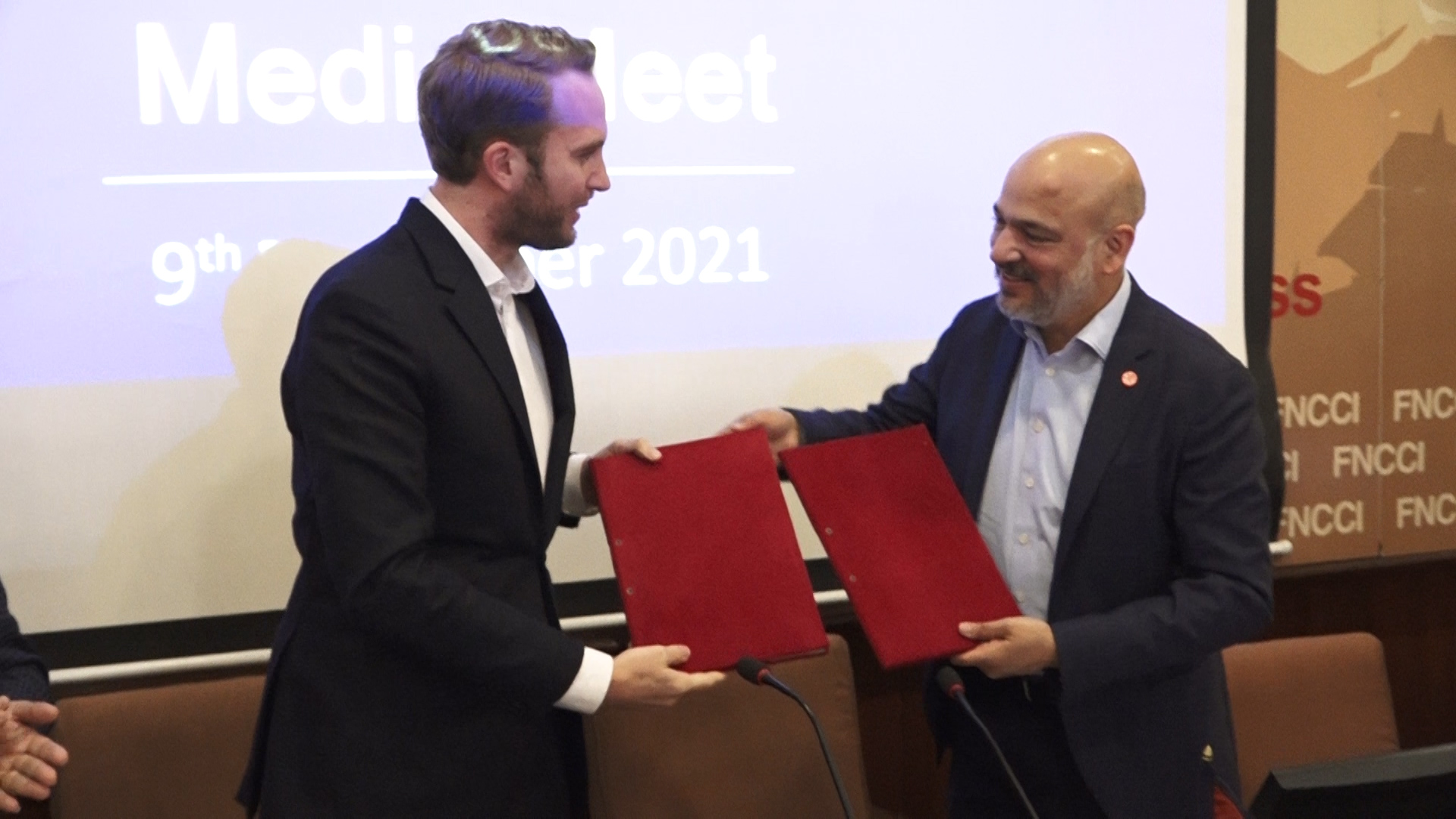 नेपाल उद्योग वाणिज्य महासंघका अध्यक्ष शेखर गोल्छा र दराजका प्रवन्ध निर्देशक लिनो अहलरिङले हस्ताक्षरपछि फाइल साटासाट गर्दै। तस्बिरः सेतोपाटी