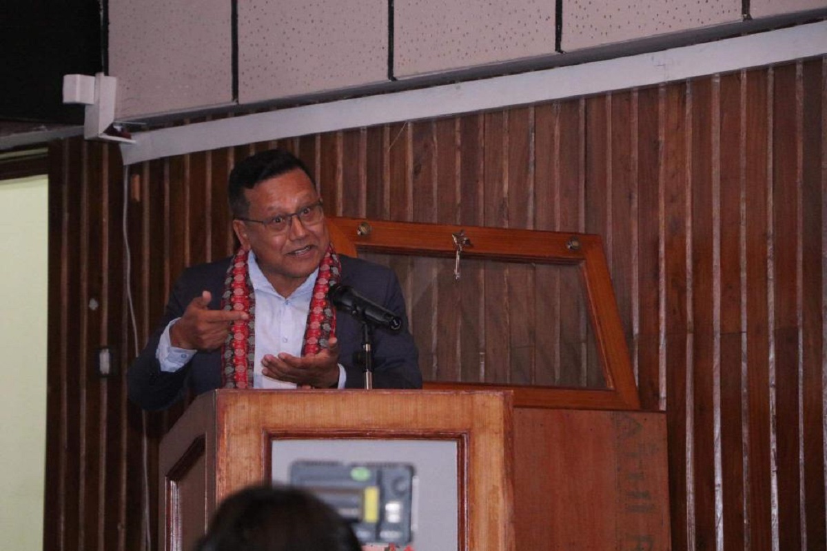 कार्यक्रममा बोल्दै दिनेश डिसी