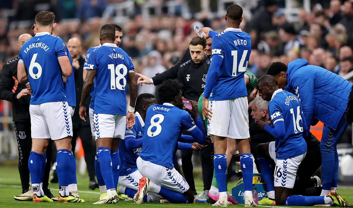 इंग्लिस प्रिमियर लिग क्लब एभर्टनका मुस्लिम खेलाडीहरू पूर्वनिर्धारित समयमा खेल रोकिएको बेला रमादानको ब्रत तोड्दै। तस्बिर: गेटी इमेजेज