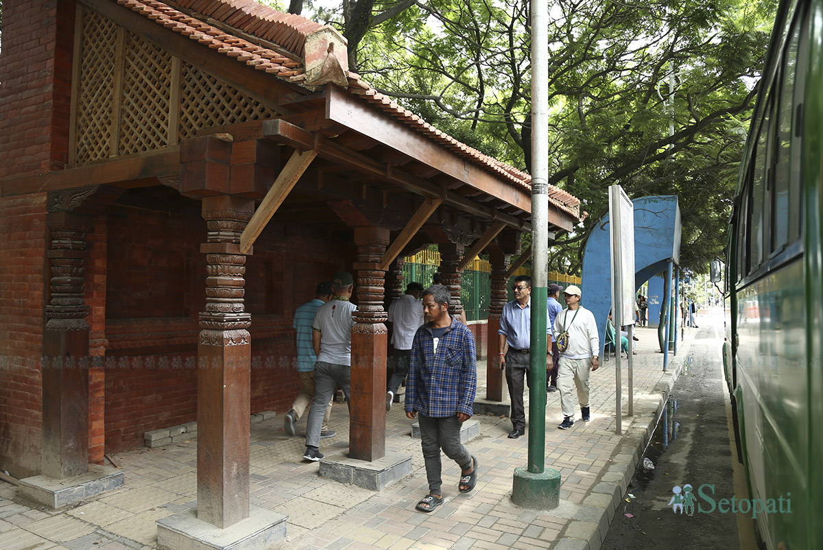 काठमाडौं महानगरपालिकाले परम्परागत शैलीमा बनाएको बस बिसौनी। तस्बिर: नवीनबाबु गुरूङ/सेतोपाटी