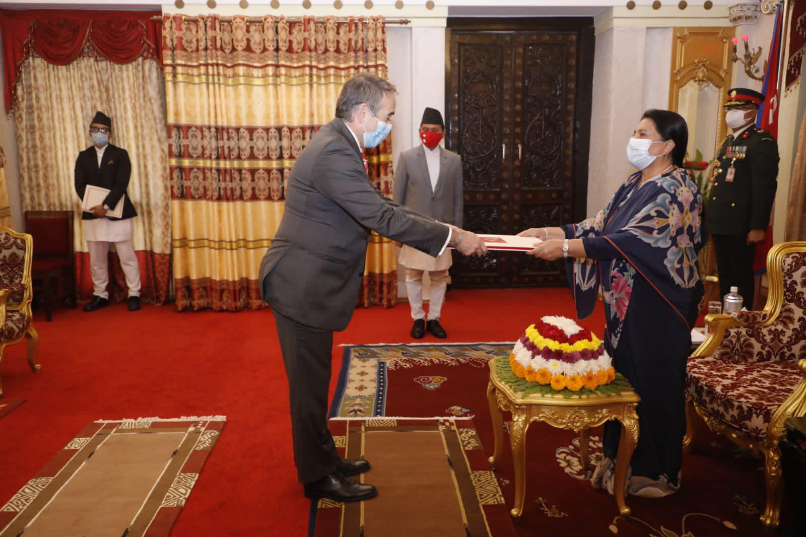 टर्कीका राजदूत फिरात सुनेल ओहदाको प्रमाण-पत्र बुझाउँदै। तस्बिर : राष्ट्रपतिको कार्यालय