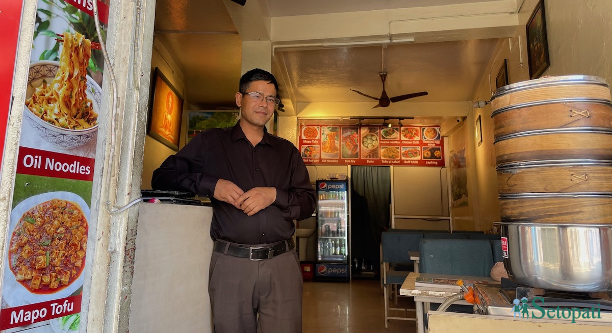पाटनढोकाको 'फरेभर फुड' रेस्टुरेन्टका सञ्चालक केवल बस्नेत। तस्बिरहरू: आर्या श्रेष्ठ/सेतोपाटी