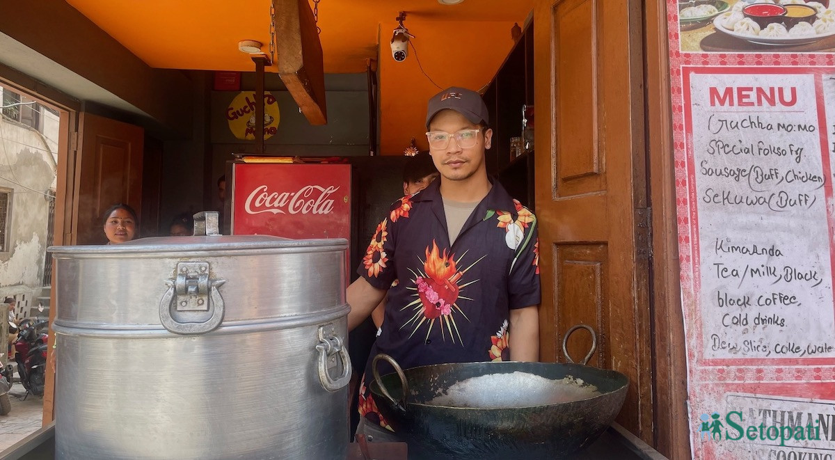 काठमाडौंको प्याफलस्थित गुच्चा म:ममा मनोज श्रेष्ठ। तस्बिर: आर्या श्रेष्ठ/सेतोपाटी