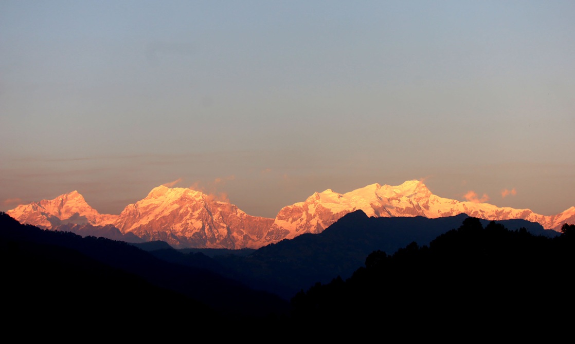 लमजुङको मध्यनेपाल नगरपालिका–६ रानीपानीको मिठु डाँडाबाट साँझपख सूर्यास्तको‌ समयमा‌ देखिएको मनास्लु हिमशृङ्खला। तस्बिरः देवेन्द्र गुरूङ/ रासस