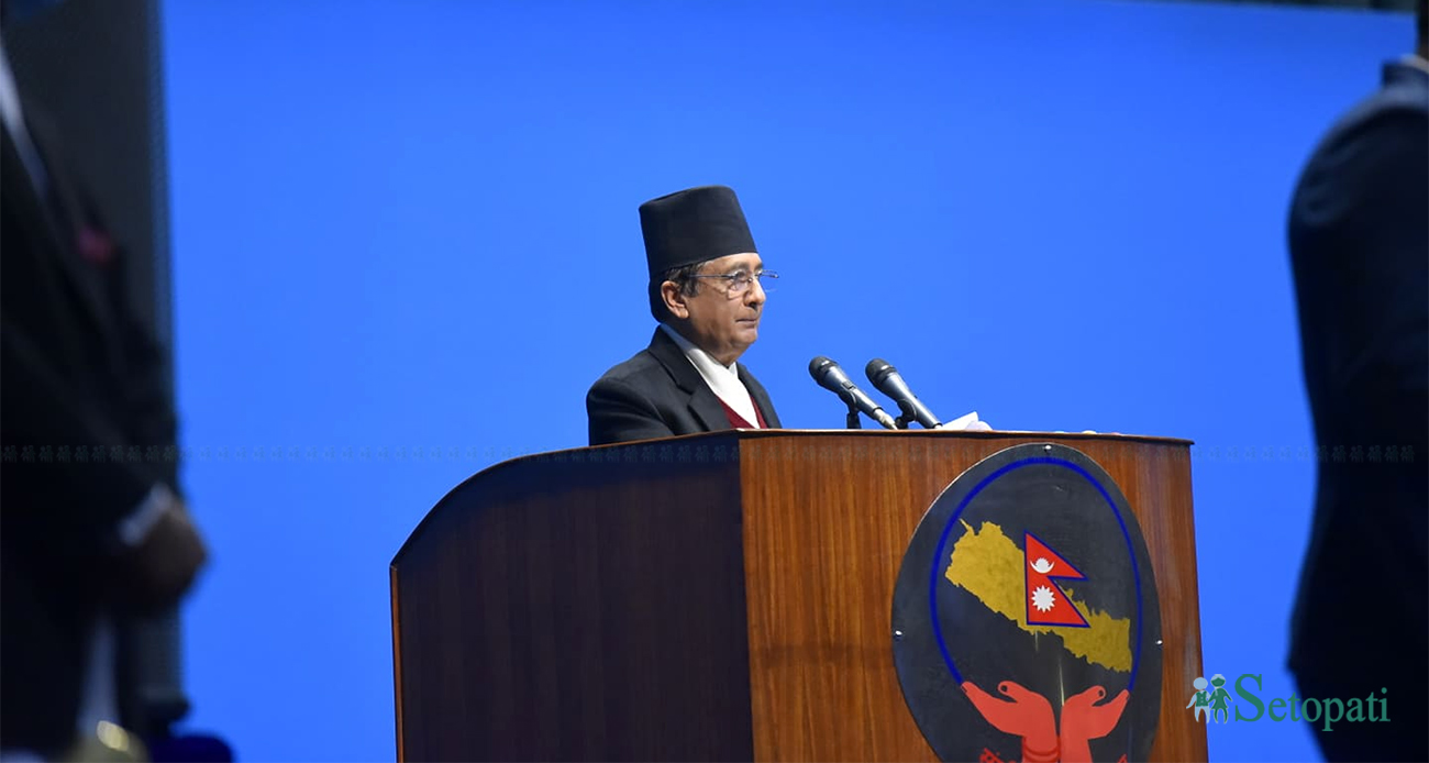 अमेरिकी सहयोग परियोजना एमसिसीसम्बन्धी सम्झौता प्रतिनिधि सभामा टेबल गर्दै सञ्चार मन्त्री ज्ञानेन्द्रबहादुर कार्की तस्बिरः निशा भण्डारी/सेतोपाटी