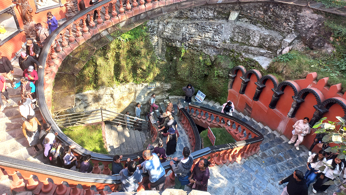 पोखरा–१७ छोरो पाटनमा अवस्थित ऐतिहासिक एवम् धार्मिक महत्व बोकेको गुप्तेश्वर महादेव गुफा अवलोकन गर्न आएका आन्तरिक तथा बाह्य पर्यटक। तस्बिरः हरिप्रसाद बाँस्तोला/रासस