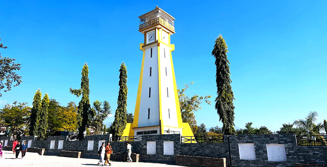 सुर्खेतको वीरेन्द्रनगर उपत्यकाको मध्य भागमा रहेको घण्टाघर।  घण्टाघरमा अहिले प्रत्येक घण्टामा आवाज दिने नयाँ घडी राखिएको छ। तस्बिर: हेमन्त केसी/रासस