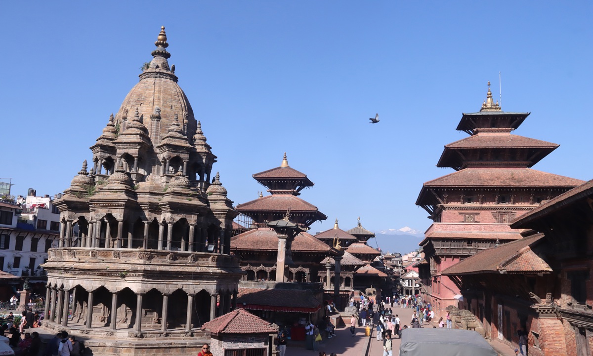 विश्वसम्पदा सूचीमा सूचीकृत पाटन दरबार क्षेत्र अवलोकन गर्दै आन्तरिक तथा बाह्य पर्यटक। तस्बिरः हरिराम भेटुवाल/ रासस