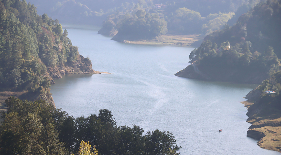 मकवानपुरको इन्द्रसरोवर गाउँपालिका–१ मार्खुस्थित कुलेखानी जलाशय (इन्द्रसरोवर ताल)। कुलेखानी जलविद्युत आयोजनाका  लागि बनाइएको मानवनिर्मित सबैभन्दा ठूलो  ताल अहिले पर्यटकीय आकर्षणको केन्द्र पनि बन्दै गएको छ। तस्बिर: हरिराम भेटुवाल/रासस