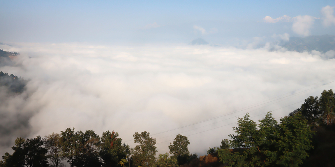 नुवाकोट जिल्ला शिवपुरी गाउँपालिका -७ चापाबोटबाट बुधबार बिहान देखिएको  हुस्सुले ढाकेकाे लिखु गाउँपालिका, थानसिङ फाँट र आसपासका क्षेत्र। तस्बिर: हरिराम भेटुवाल/ रासस