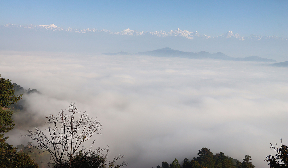 मंगलबार बिहान कुहिरोले ढाकेको काभ्रेपलान्चोकको पाँचखाल क्षेत्र र पृष्ठभूमिमा देखिएको हिमश्रृङ्खला। तस्बिर: हरिराम भेटुवाल/रासस