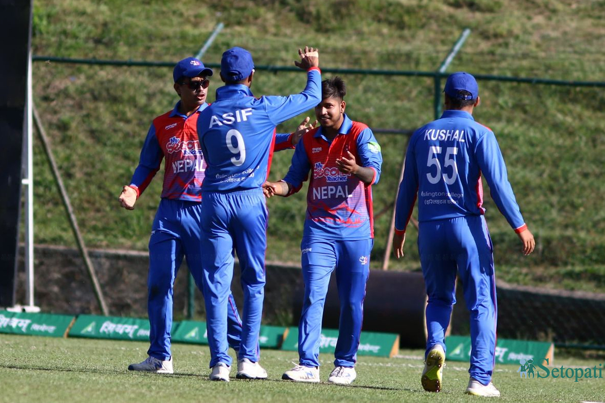 विकेट लिएपछि खुसी मनाउँदै नेपाली खेलाडीहरू। तस्बिरः निशा भण्डारी