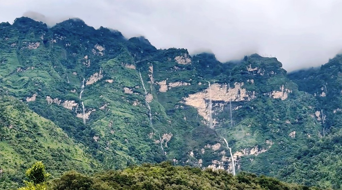 जाजरकोट नलगाडबाट देखिने रूकुम पश्चिमको आठबिसकोट नगरपालिका–४ नौधारी झरना। यहाकाँ स्थानीयहरु यस झरनालाई धार्मिक स्थलको रूपमा लिन्छन‍्। तस्बिरः हेमन्त केसी/ रासस