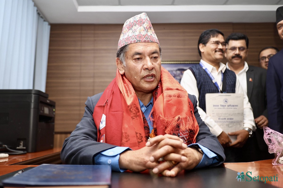 विद्युत प्राधिकरणका कार्यकारी निर्देशक हितेन्द्रदेव शाक्य मंगलबार पद बहाली गर्दै। तस्बिर: नेपाल फोटो लाइब्रेरी