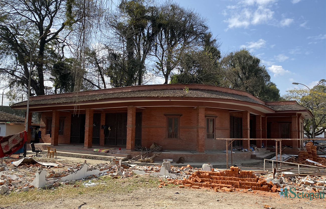 नारायणहिटी दरबार संग्रहालयभित्र बतास ग्रुपले भाडामा लिएको क्यान्टिन। यही क्यान्टिन र वरिपरिको जग्गा अनधिकृत रूपमा प्रयोग गरिएको थियो। तस्बिर: खिलानाथ ढकाल/सेतोपाटी