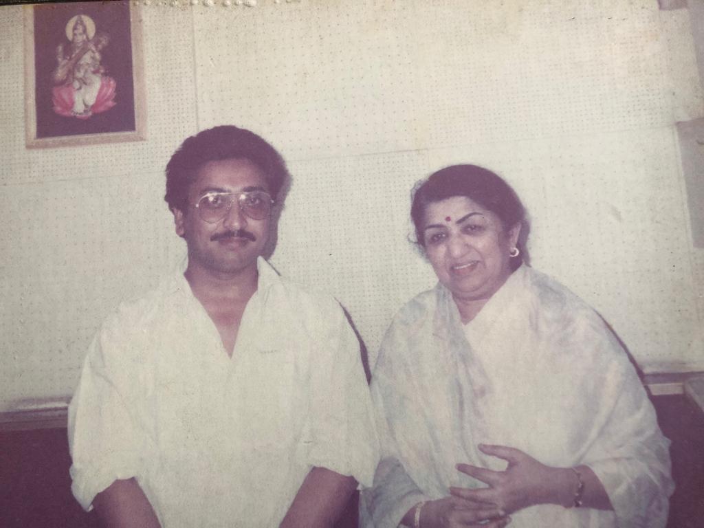 शम्भुजीत बाँस्कोटाले मुम्बई स्टुडियोमा लता मंगेशकरसँग खिचाएको तस्बिर। तस्बिर सौजन्य: शम्भुजीत बाँस्कोटा