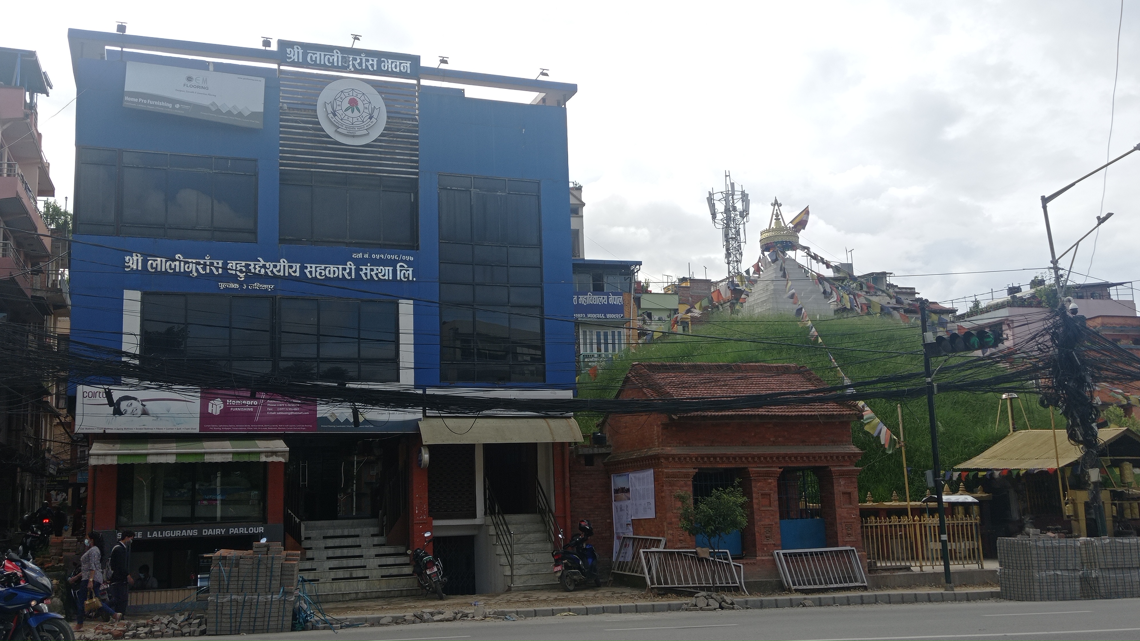 अशोक स्तुप (दायाँ) सँगै जोडिएको नामसंगाती फल्चा र त्यसको देब्रेतिर लालीगुराँस सहकारीको ठ्याक्कै अगाडिको स्थान समय् बजी फल्चाको हो। तस्बिर: सबिना श्रेष्ठ/सेतोपाटी