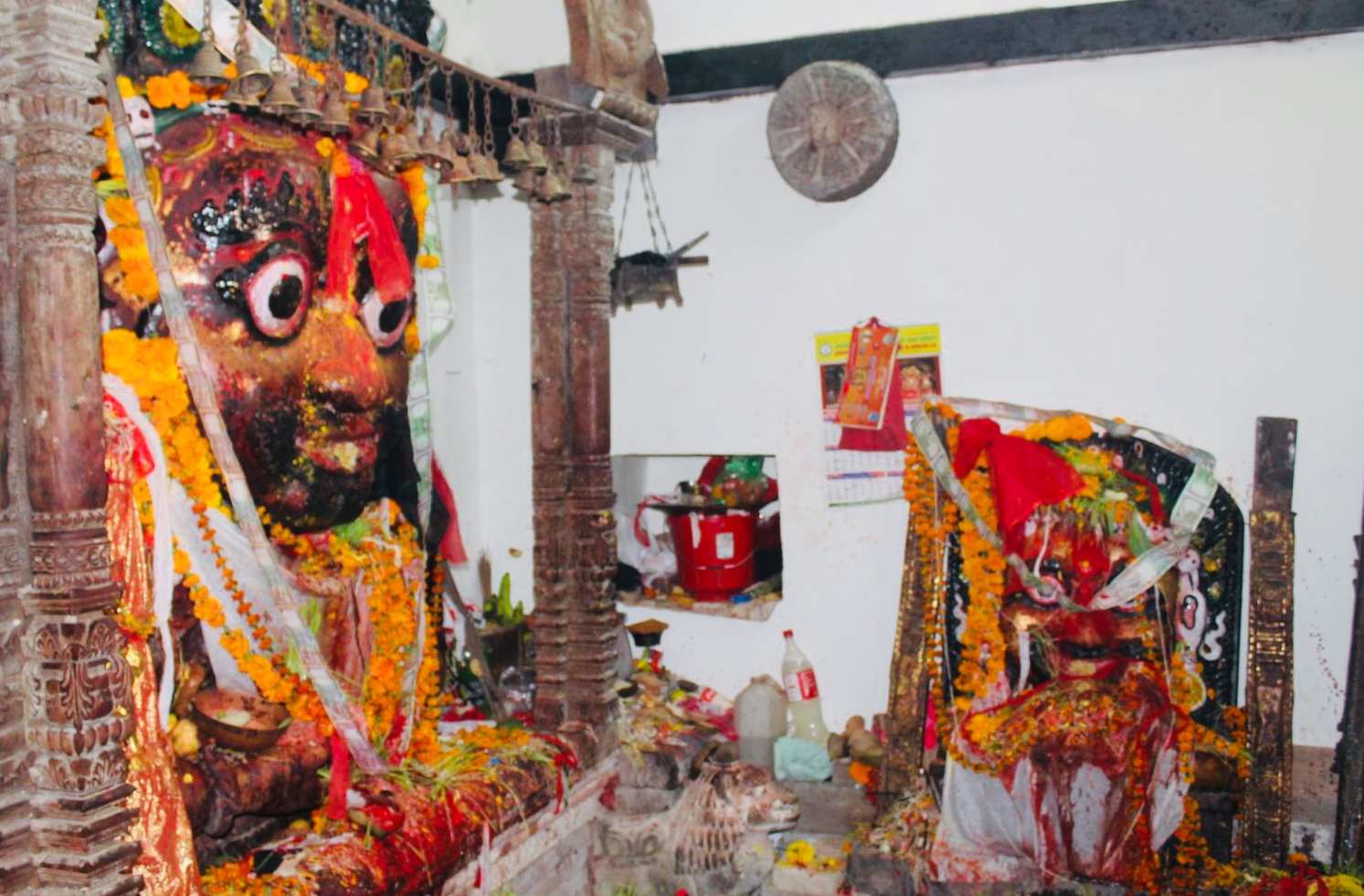 बुंगमतीका आराध्य हयंग्रिभ भैरव (बायाँ) र उनीसँगै एक रात बस्न आएकी मनकामना देवी अर्थात् कुन्दे अजिमा। यो दसैं बेला बुंगमतीमा हुने मनकामना जात्राको एक महत्वपूर्ण क्षण हो। तस्बिर स्रोत: अनिल तुल