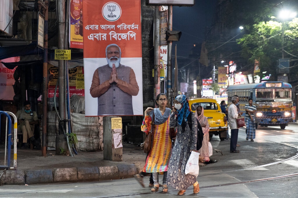 भारतको पश्चिम बंगाल विधानसभा निर्वाचनअघि कोलकातामा प्रधानमन्त्री नरेन्द्र मोदीको तस्बिरसहित होर्डिङ बोर्ड। तस्बिर: न्यूयोर्क टाइम्स