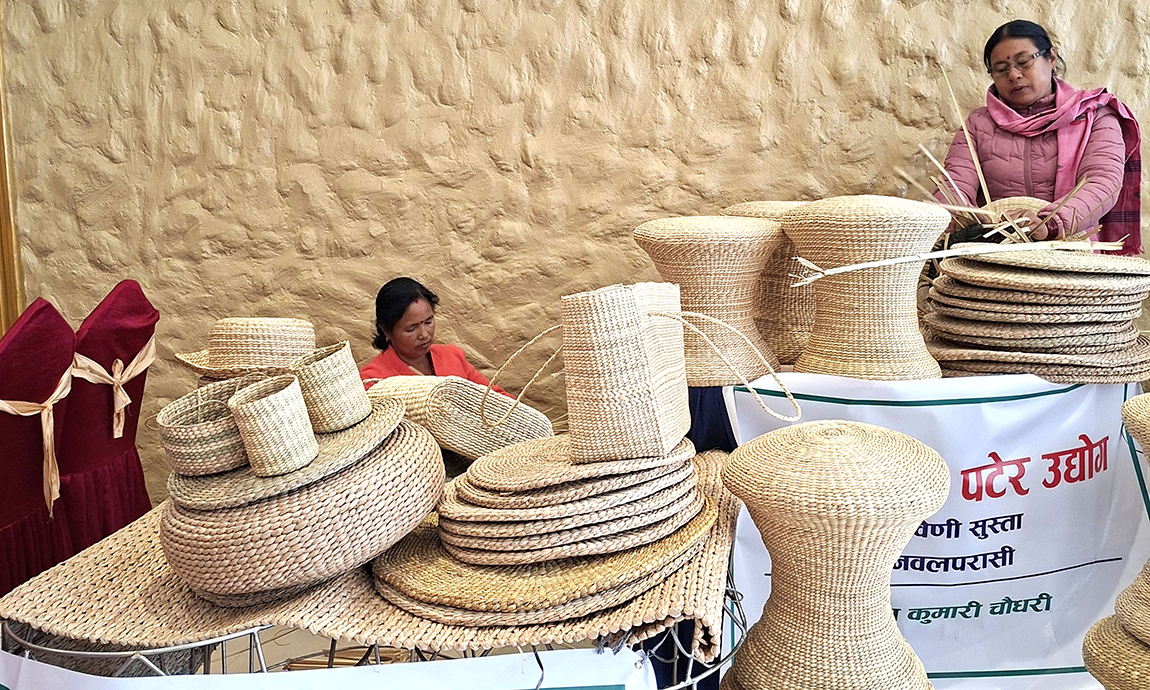 इम्ब्रोइडरी एण्ड गार्मेन्ट एसोसिएसन (एगा) पोखरा तथा नेपाल पर्यटन बोर्डको संयुक्त आयोजनामा पोखरामा आयोजित प्रथम 'स्वदेशी उत्पादन, एगाको पहिचान' हस्तकला तथा गार्मेन्ट मार्टमा बिक्रीका लागि राखिएका पटेरबाट बनेका हस्तकलाका सामग्री। तस्बिर: जमुनावर्षा शर्मा/रासस