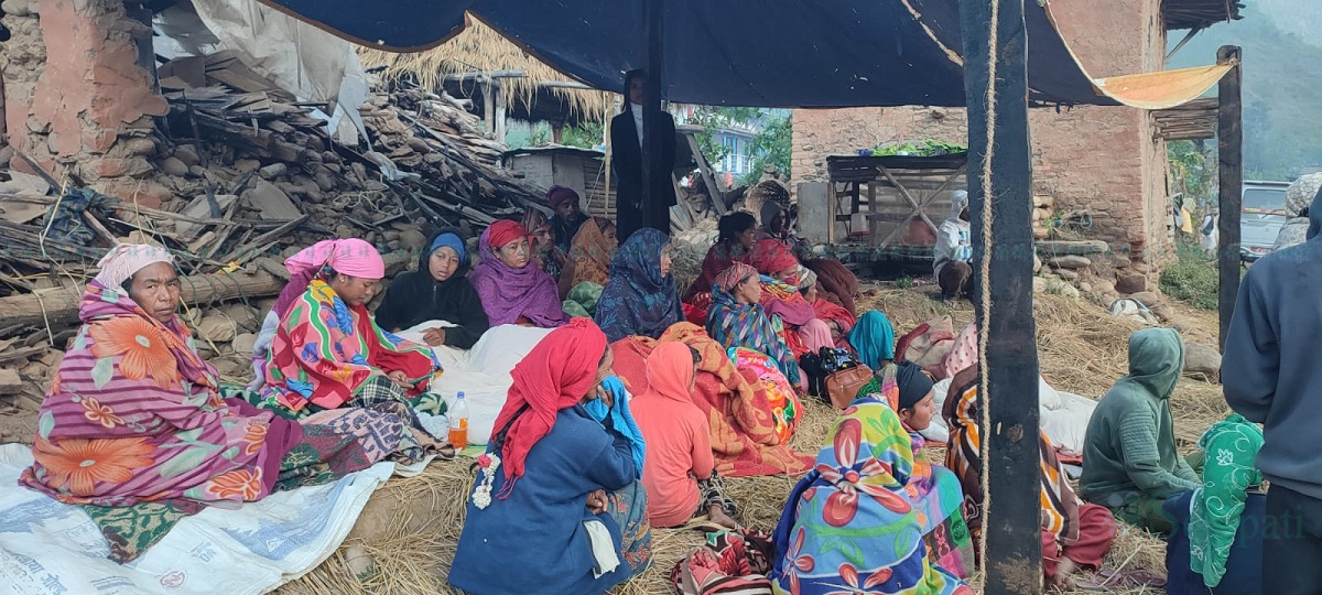 जाजरकोटमा त्रिपालमुनी आश्रय लिइरहेका भूकम्पपीडित। फाइल तस्बिर