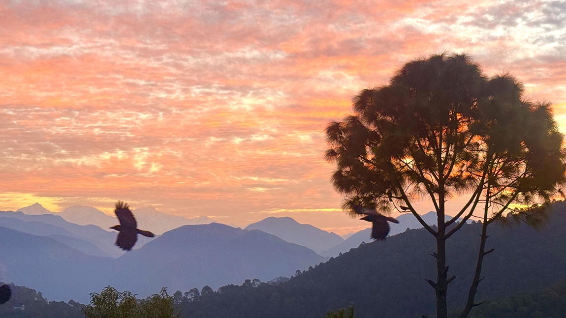 गुल्मीको पर्यटकीयस्थल  रेसुङ्गाको गर्जुरा क्षेत्रबाट बिहीबार  बिहान मिर्मिरे उज्यालोसँगै  देखिएका डाँडापाखा र पृष्ठभूमिमा रंगीन आकाशको दृश्य। तस्बिर: जनार्दन घिमिरे/रासस