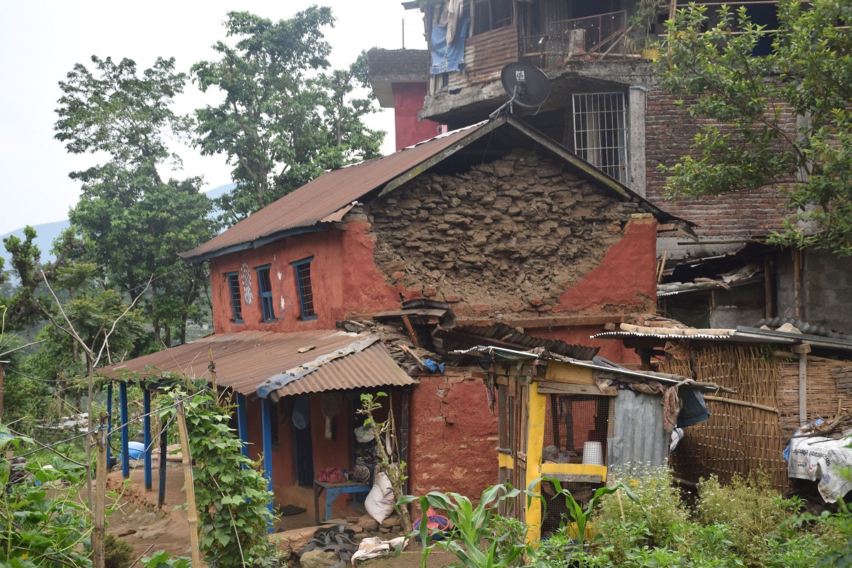लमजुङमा भूकम्पले भत्काएको घर। तस्बिर: जनक श्रेष्ठ/रासस।