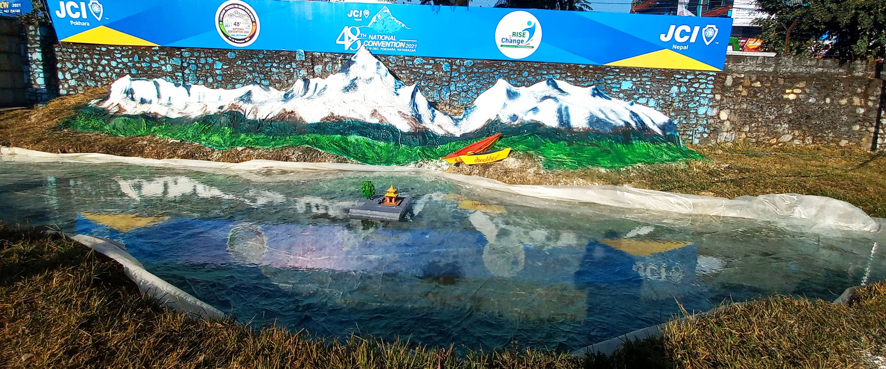 नेपाल जेसीजको पोखरामा आगामी पुस १ देखि ४ गतेसम्म आयोजना हुने ४८औँ राष्ट्रिय महाधिवेशनस्थल पोखरा प्रदर्शनी केन्द्रमा सौन्दर्यका लागि निर्माणको गरिएको हिमाल, तालसहितको पोखराको आकृति । तस्वीरः कृष्ण दवाडी, रासस