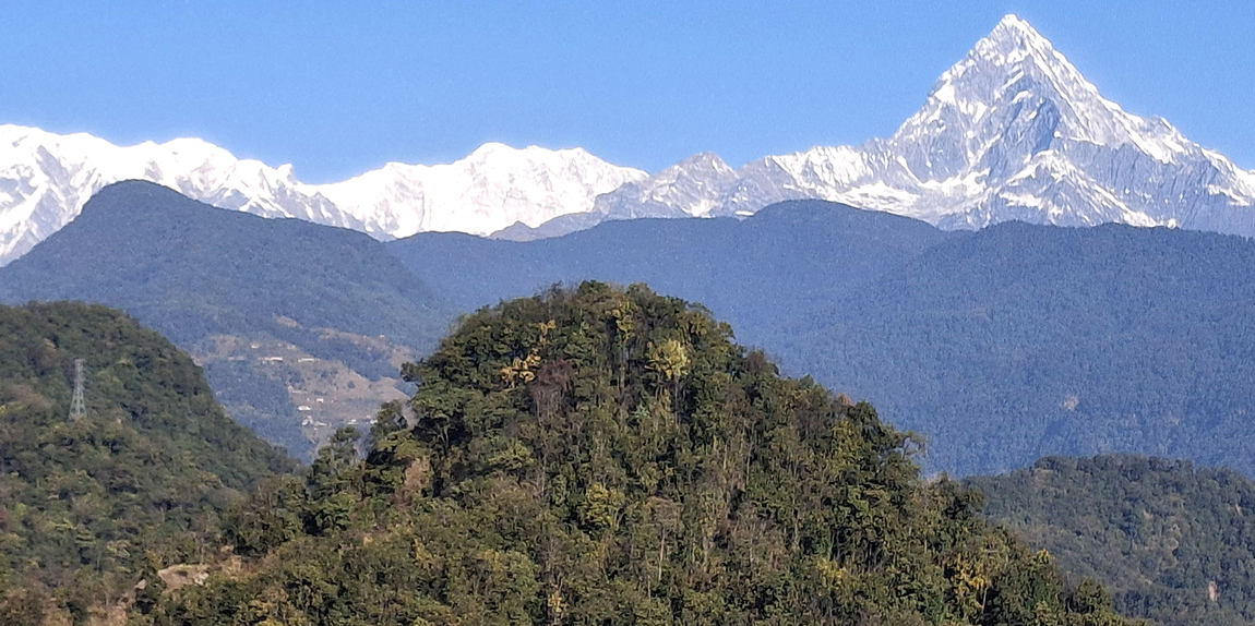 कास्कीको मादी गाउँपालिका-५ को गुराँस डाँडाबाट मङ्गलबार बिहान देखिएको माछापुच्छ्रेलगायत हिमालको सुन्दर दृश्य। तस्बिर: कृष्ण दवाडी/रासस