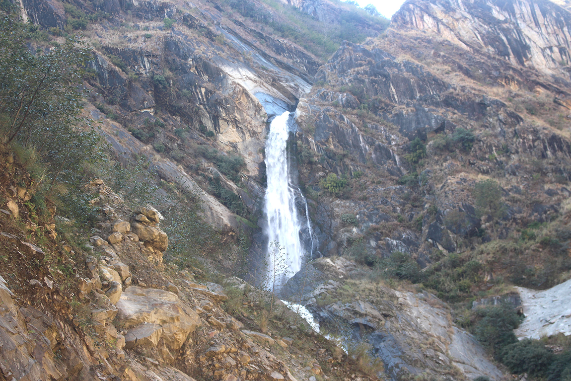 म्याग्दीको अन्नपूर्ण गाउँपालिका–३ दानामा रहेको रूप्से झरना। बेनी–जोमसोम–कोरला सडकमा पर्ने यो झरना पर्यटकहरूको आकर्षण बन्ने गरेको छ। तस्बिर: कमल खत्री/रासस