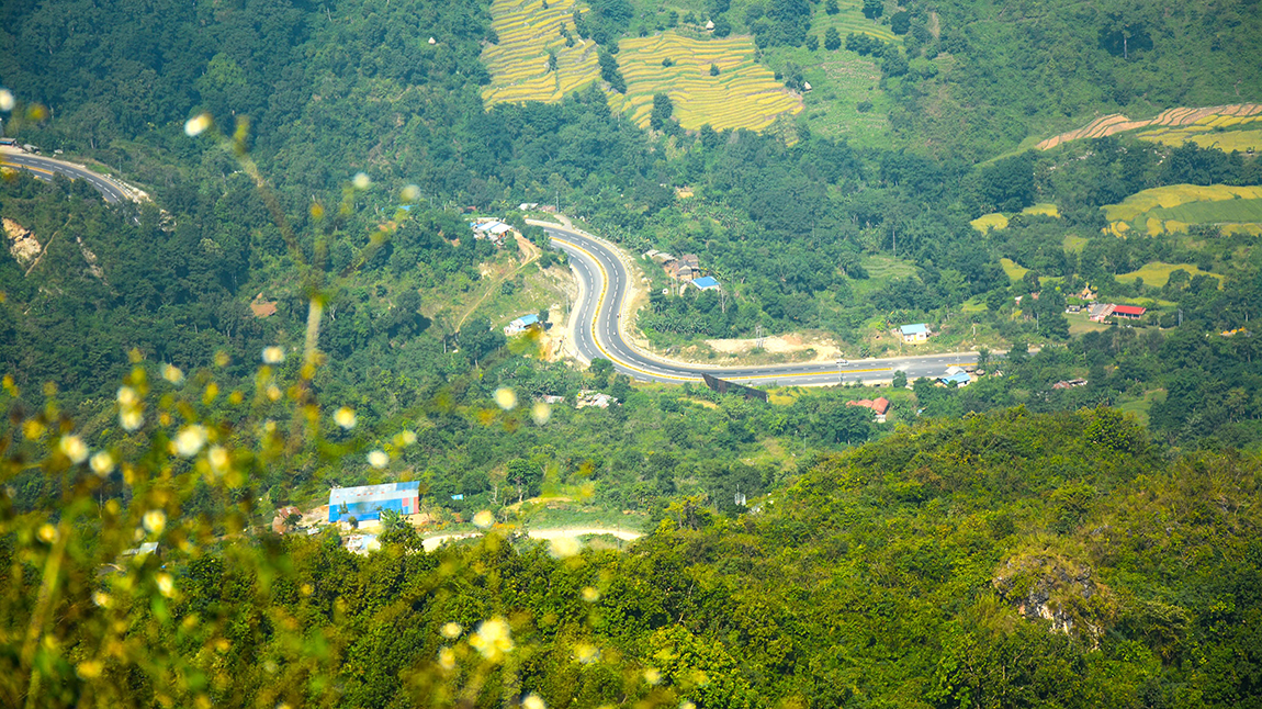 तनहुँको व्यास नगरपालिका–५ चापाघाट कन्टारमा विस्तारपछि देखिएकाे  मुग्लिन-पोखरा सडक  र आसपासको क्षेत्र  । मुग्लिन-पोखरा सडक चार लेनमा विस्तार भएपछि यात्रा सहज भएको छ ।  तस्बिर ः कृष्ण न्यौपाने/ रासस