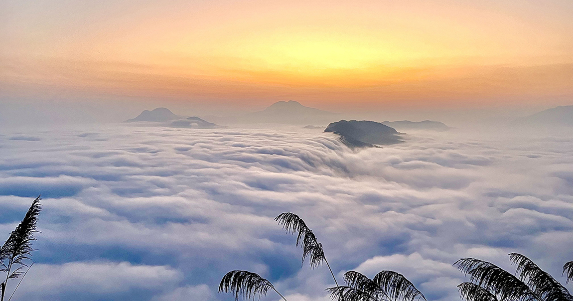 तनहुँको ऋषिङ गाउँपालिका-१ खुदीबाट देखिएको कुहिरोले ढपक्क ढाकिएको आसपासको क्षेत्र। चिसो मौसममा यस ठाउँ दृश्यावलोकनका लागि उपयुक्त गन्तव्यस्थल बनेको छ। तस्बिर: कृष्ण न्यौपाने/ रासस