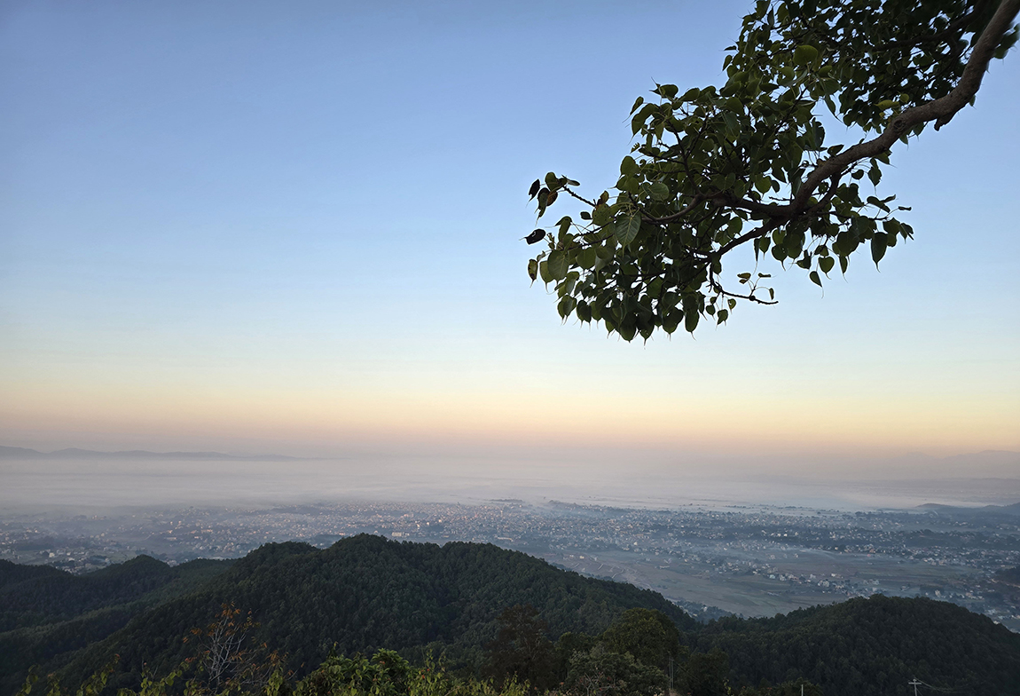 दाङको घोराही उपमहानगरपालिका-१८ स्थित घोरदौराबाट मंगलबार बिहान देखिएको कुहिरोले ढाकेको दाङ उपत्यका र सदरमुकाम घोराही बजार। तस्बिर: कुलदीप न्यौपाने/रासस