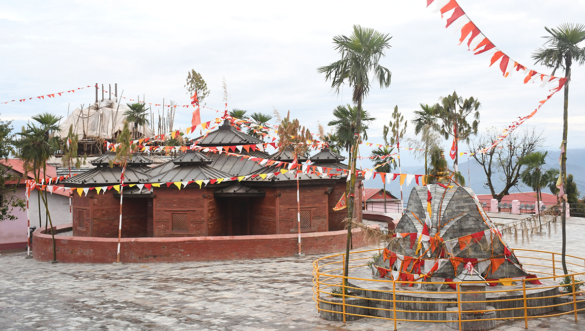 प्युठान जिल्लाको स्वर्गद्वारी नगरपालिका–२ स्थित प्रसिद्ध धार्मिक तीर्थस्थल स्वर्गद्वारी मन्दिर। समुद्र सतहदेखि करिब दुई हजार ३०० मिटर उचाइमा अवस्थित यो मन्दिर हिन्दू धर्मावलम्बीहरूको आस्थाको केन्द्र मानिन्छ। तस्बिर: कुलदीप न्यौपाने/रासस