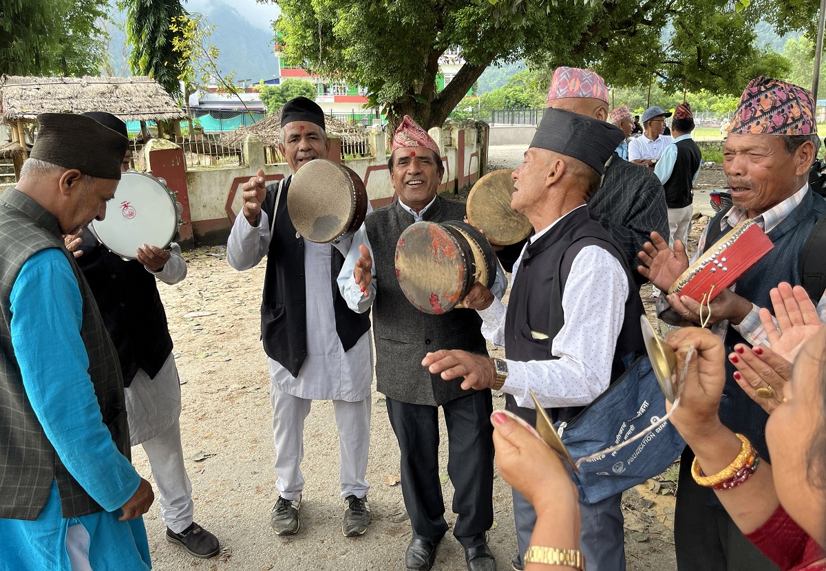 नेपाली कांग्रेस तनहुँ क्षेत्र नम्बर १ को अधिवेशनमा खैँचडी बजाएर नाचगान गरी उम्मेदवारका लागि मत माग्दै। तस्बिरः कृष्ण न्यौपाने/रासस