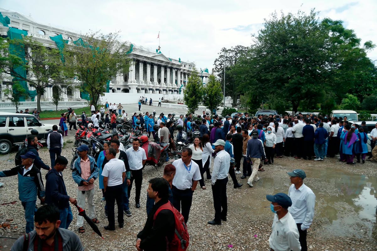विभिन्न सरकारी कार्यालयमा अस्थायी तथा करार सेवामा कार्यरत कर्मचारीहरू बुधबार सिंहदरबारभित्र प्रदर्शन गर्दै। तस्बिरहरू: नवीनबाबु गुरूङ/सेतोपाटी