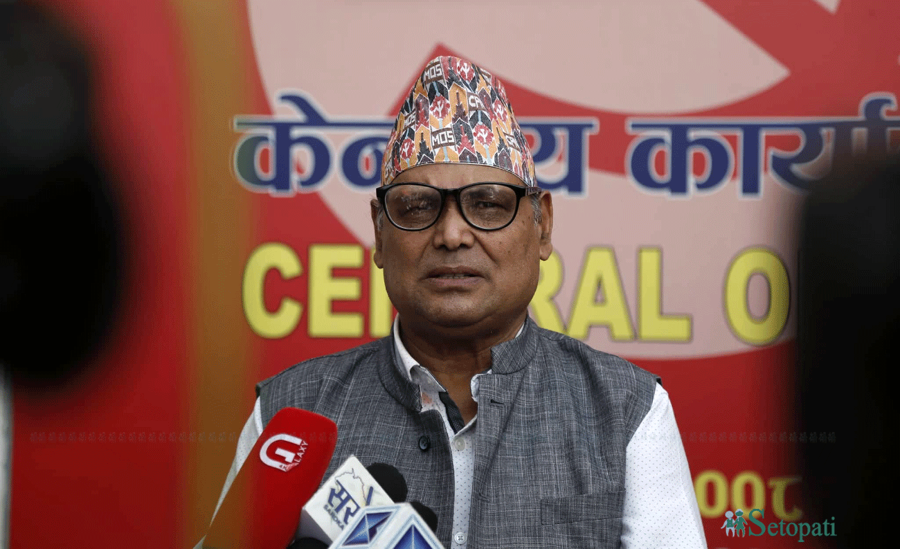 बैठकका निर्णय सुनाउँदै नेकपा माओवादी केन्द्रका प्रवक्ता कृष्णबहादुर महरा। तस्बिरः नवीनबाबु गुरूङ/सेतोपाटी