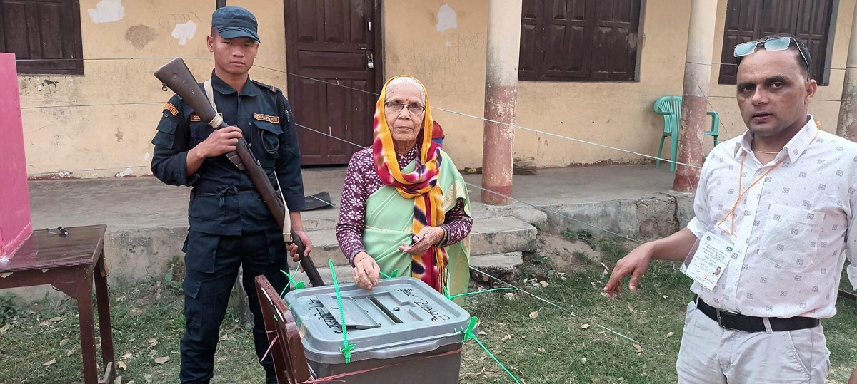 तनहुँ १ मा मतदान गर्दै मतदाता। तस्बिर: कृष्ण न्यौपाने/रासस।