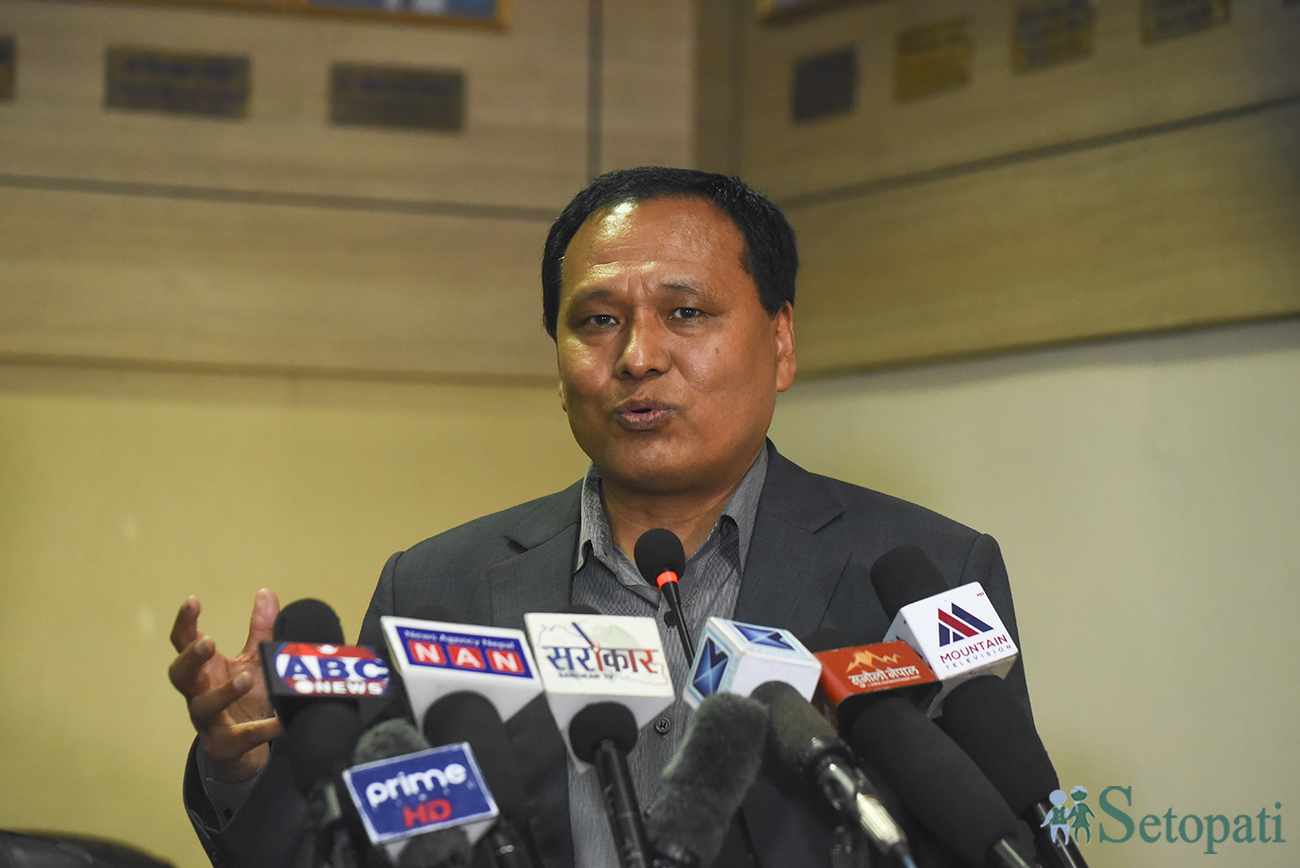 अमेरिका र युरोपको एक महिने भ्रमणमा निस्किए कुलमान घिसिङ