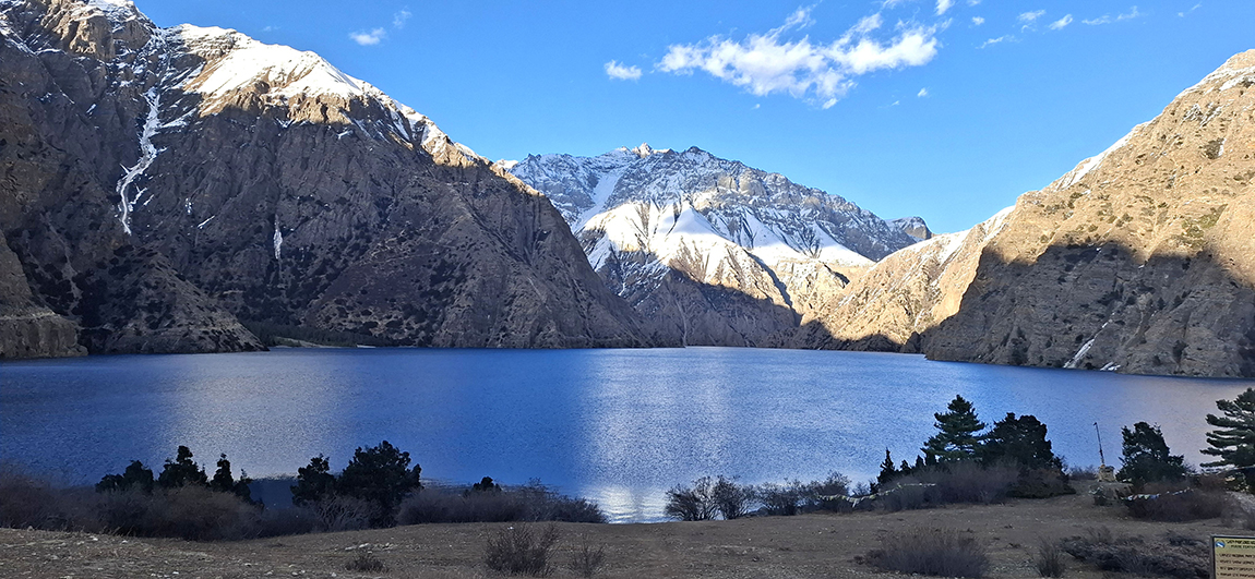 डोल्पाको शे-फोक्सुण्डो गाउँपालिका-८ स्थित फोक्सुण्डो ताल। शे-फोक्सुण्डो राष्ट्रिय निकुञ्जभित्र अवस्थित यो ताल आन्तरिक तथा बाह्य पर्यटकको आकर्षणको केन्द्र रहेको छ। तस्बिर: लेखबहादुर बुढा/रासस